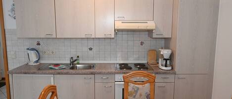 Frigorífico, microondas, horno y placa de cocina