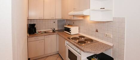 ثلاجة، ميكروويف، فرن، موقد طهي مسطح