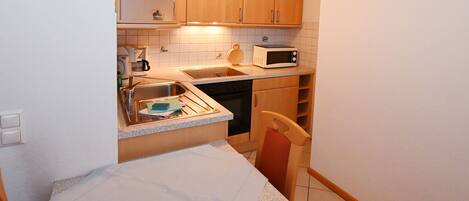 Køleskab, mikrobølgeovn, ovn, kogeplade