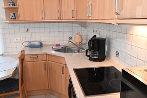 Køleskab, mikrobølgeovn, ovn, kogeplade