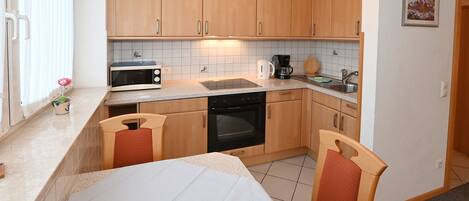 Køleskab, mikrobølgeovn, ovn, kogeplade