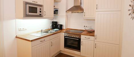 Køleskab, mikrobølgeovn, ovn, kogeplade