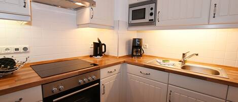 Køleskab, mikrobølgeovn, ovn, kogeplade