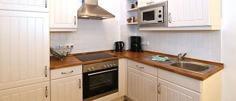 Køleskab, mikrobølgeovn, ovn, kogeplade