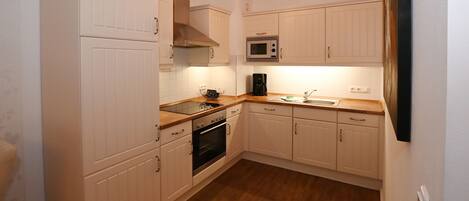 Køleskab, mikrobølgeovn, ovn, kogeplade