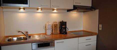 Køleskab, mikrobølgeovn, kogeplade, opvaskemaskine