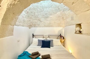 2 bedrooms, travel crib, free WiFi, bed sheets