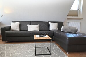 Fernseher, DVD-Player, Bücher