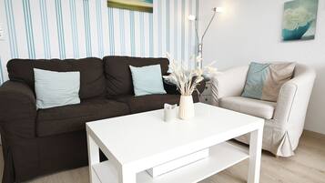 Fernseher, Bücher, Stereoanlage