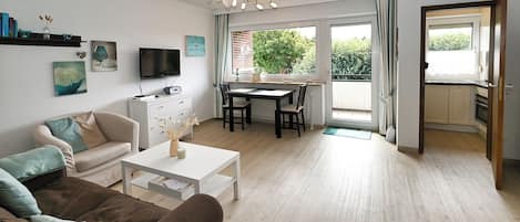 Fernseher, Bücher, Stereoanlage