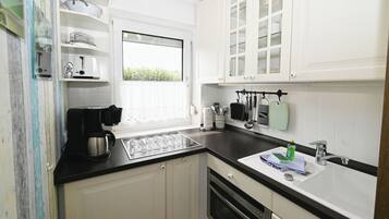 Kühlschrank, Mikrowelle, Ofen, Herdplatte