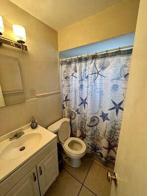 Towels, soap, toilet paper - Family-sized house with only 5 minutes away from downtown! (Fort Myers)