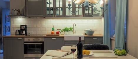 Fridge, oven, stovetop, dishwasher