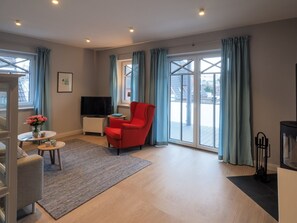 Tv, pejs, dvd-afspiller, bøger