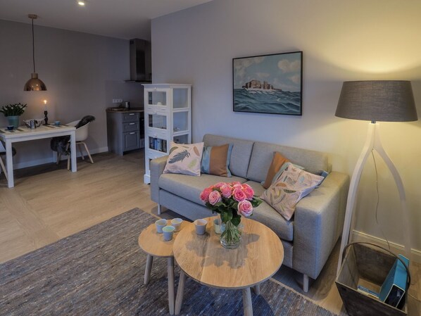 Tv, pejs, dvd-afspiller, bøger