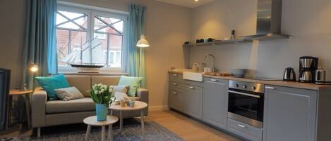 Tv, pejs, dvd-afspiller, bøger