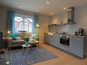 Fernseher, Kamin, DVD-Player, Bücher