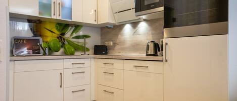 Réfrigérateur, micro-ondes, four, plaque de cuisson