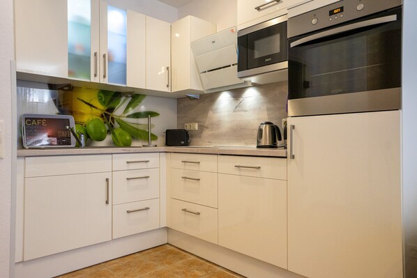 Køleskab, mikrobølgeovn, ovn, kogeplade