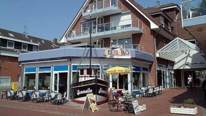 A two-story building with a cafe named 'Seemeile' on the ground floor. - Seemeile 2.18 Seestern (Büsum)