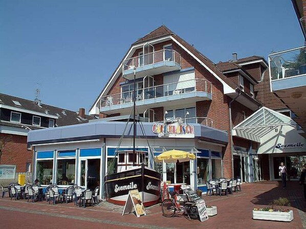 A two-story building with a cafe named 'Seemeile' on the ground floor. - Seemeile 2.18 Seestern (Büsum)