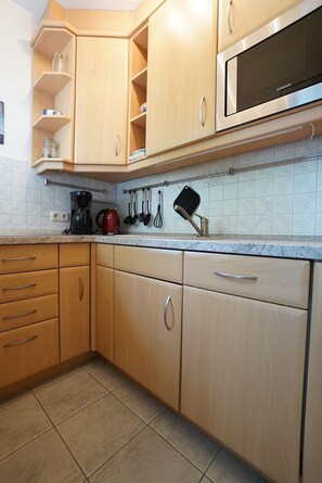Køleskab, mikrobølgeovn, ovn, kogeplade