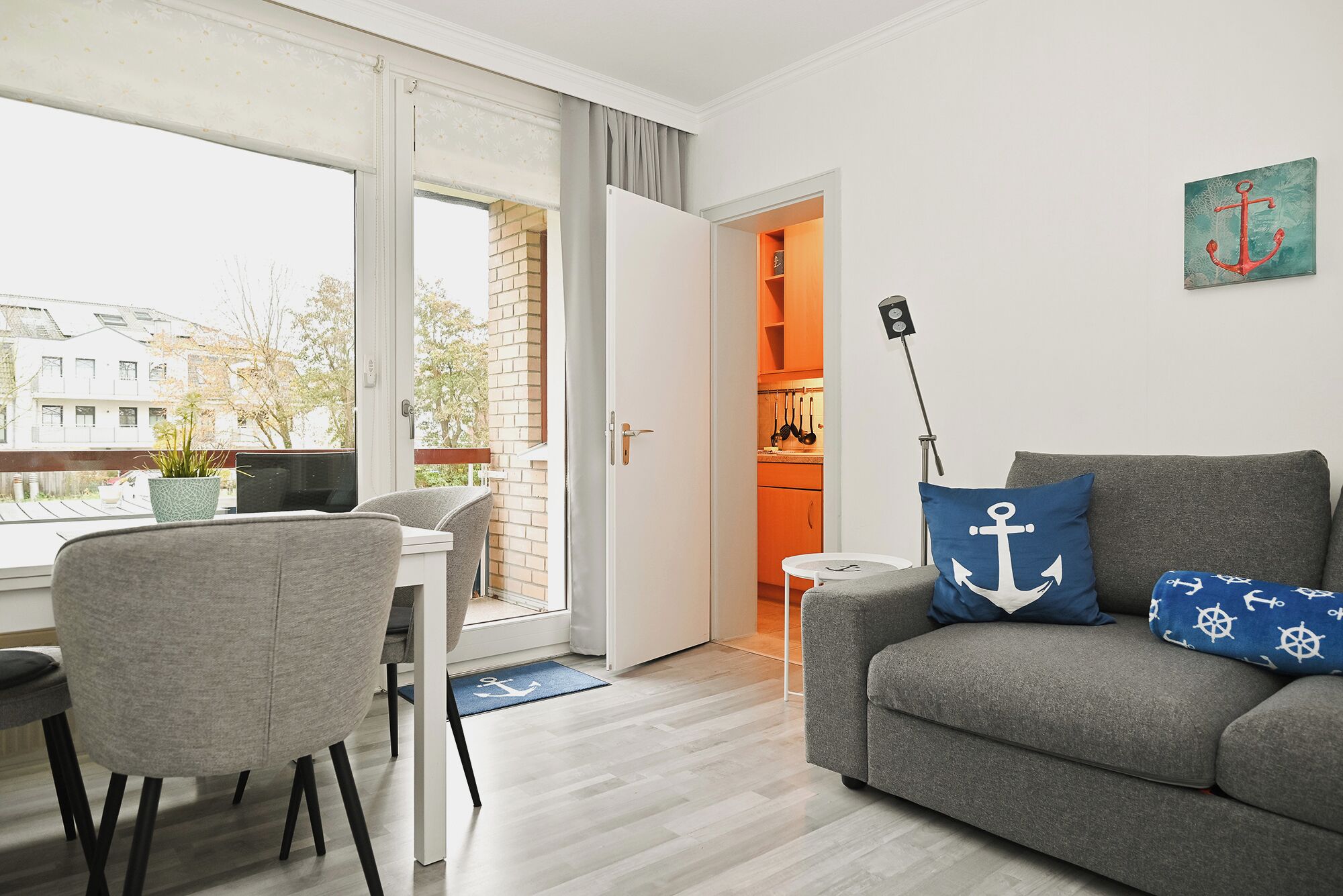 Een televisie en een stereo