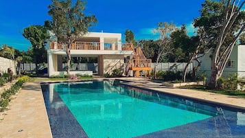 Piscine couverte, piscine extérieure