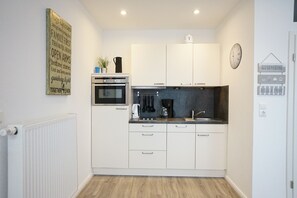 Køleskab, mikrobølgeovn, ovn, kogeplade