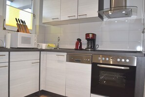 Fridge, microwave, oven, stovetop - Wohnung "meeresleuchten" mit Südterrasse - Hunde Herzlich Willkommen! (Büsum)