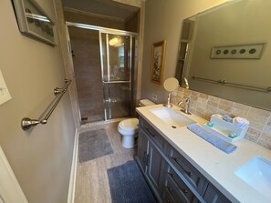 Dusche, Haartrockner, Handtücher, Seife