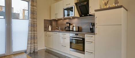 Køleskab, mikrobølgeovn, ovn, kogeplade