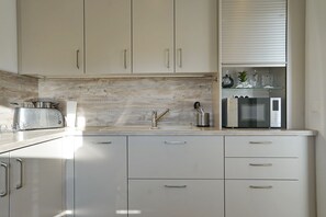 Kjøleskap, mikrobølgeovn, ovn og kokeplater