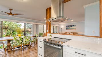 Condo, 2 phòng ngủ | Bếp riêng | Máy rửa bát, dụng cụ nấu nướng/bát dĩa/dao nĩa