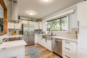 Apartment, 2 Schlafzimmer | Eigene Küche | Kühlschrank, Ofen, Geschirrspüler, Wasserkocher mit Kaffee-/Teezubehör