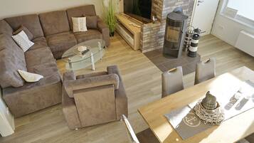 Een televisie, een open haard en een stereo