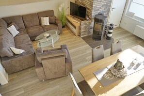 Televisión, chimenea y estéreo