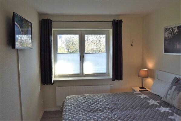 2 bedrooms, travel crib, free WiFi