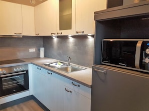 Kühlschrank, Mikrowelle, Ofen, Herdplatte