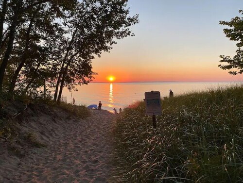 Birds Nest: Farm Stay with orchard views.
