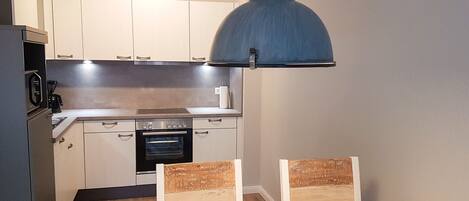 Køleskab, mikrobølgeovn, ovn, kogeplade