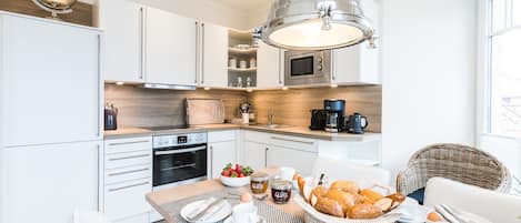 Køleskab, mikrobølgeovn, ovn, kogeplade