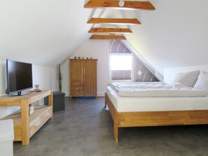 3 bedrooms, iron/ironing board, free WiFi