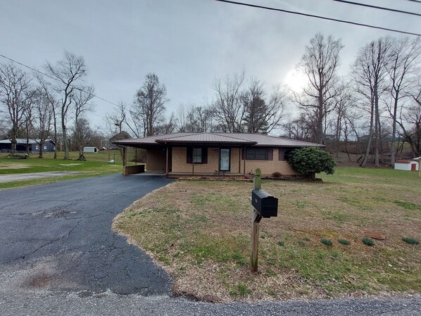 A single-story house with a front porch, a mailbox, and a driveway leading to the entrance. - Quiet neighbor just 2 minutes from downtown Sparta TN (Sparta)