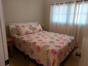 3 bedrooms, iron/ironing board, WiFi, bed sheets