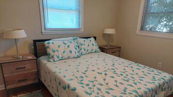 3 bedrooms, iron/ironing board, WiFi, bed sheets