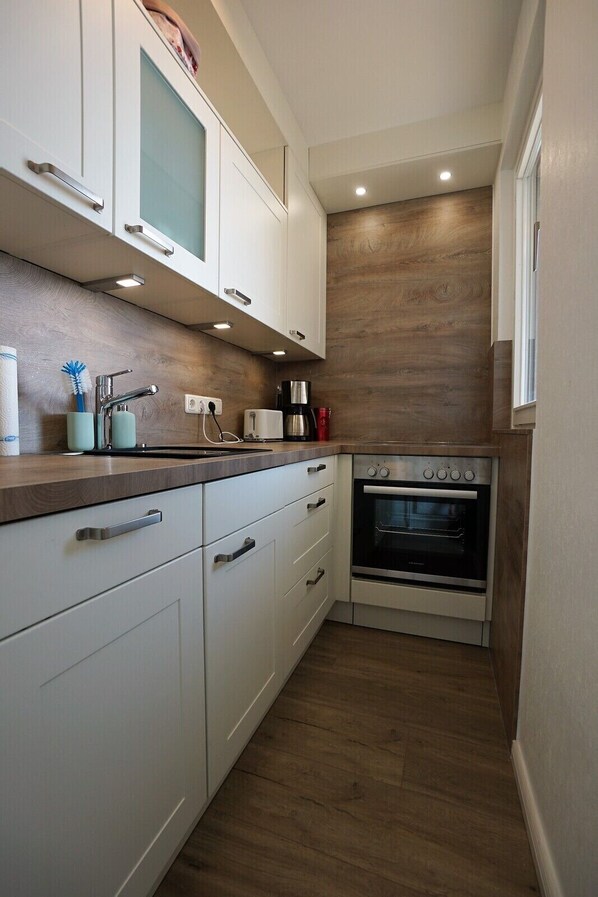 Fridge, oven, stovetop, dishwasher