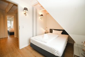 4 bedrooms, iron/ironing board, free WiFi