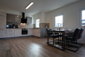 Køleskab, mikrobølgeovn, ovn, kogeplade