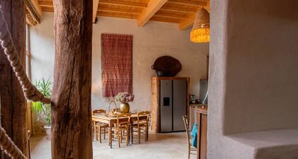 ferme dauphinoise en pisé au sein d'un haras de chevaux du Vercors